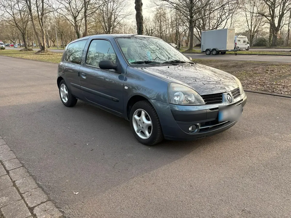 Używany Renault Clio II 75 KM (55 kW) 2005 Niebieski Hatchback