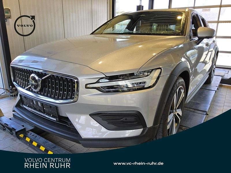Gebraucht Volvo V60 CC Plus 197 PS (144 kW) 2024 Silber silver dawn / metallic Kombi