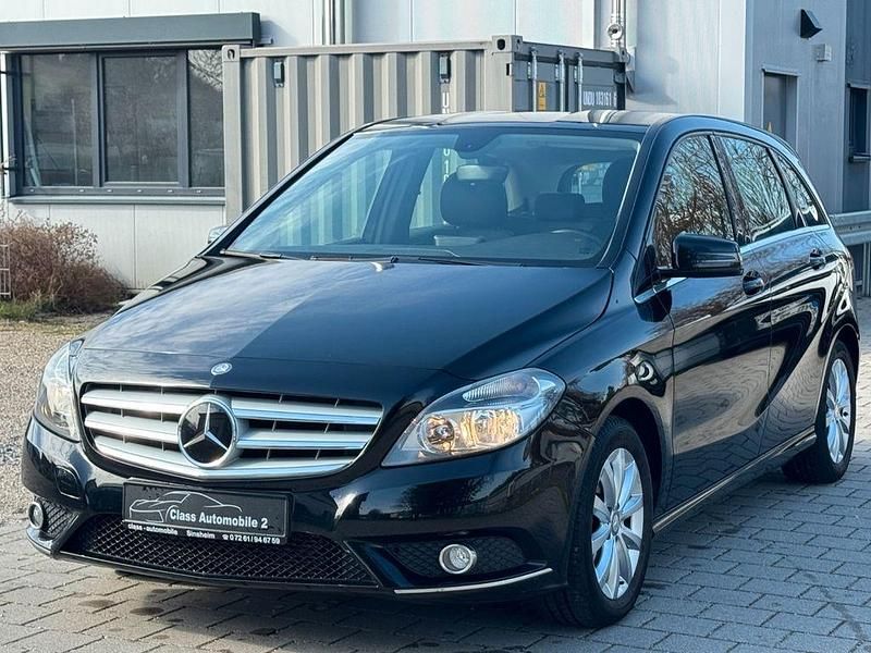 Gebraucht Mercedes B180 122 PS (89 kW) 2012 Schwarz Van / Kleinbus