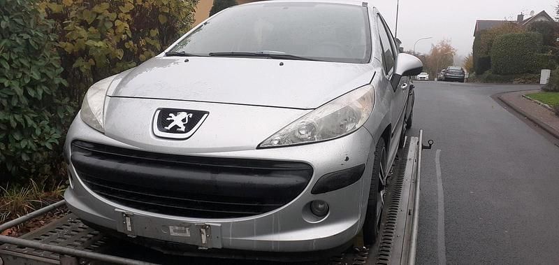 Grau Gebraucht 2006 Peugeot 207 Limousine | 999 € (Guter Preis) - Bild 1/4