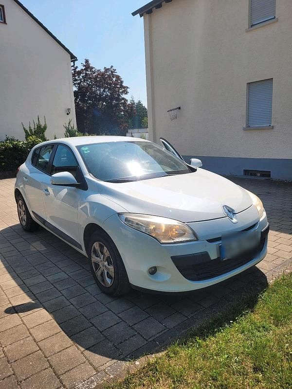 Weiß Gebraucht 2010 Renault Mégane III Limousine | 3.100 € - Bild 1/4