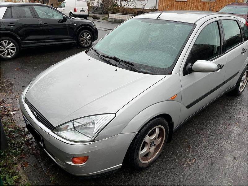 Silber Gebraucht 2001 Ford Focus Ghia Limousine | 1.900 € (Fairer Preis) - Bild 1/3