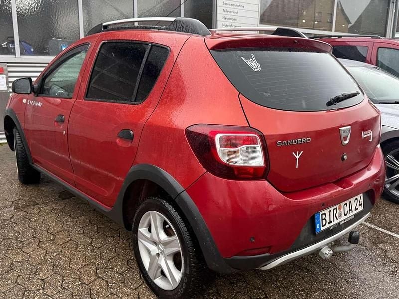Gebraucht Dacia Sandero Prestige 90 PS (66 kW) 2016 Feuerrot SUV