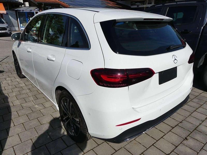 Gebraucht Mercedes B200 Progressive 150 PS (110 kW) 2024 Weiß Kleinwagen