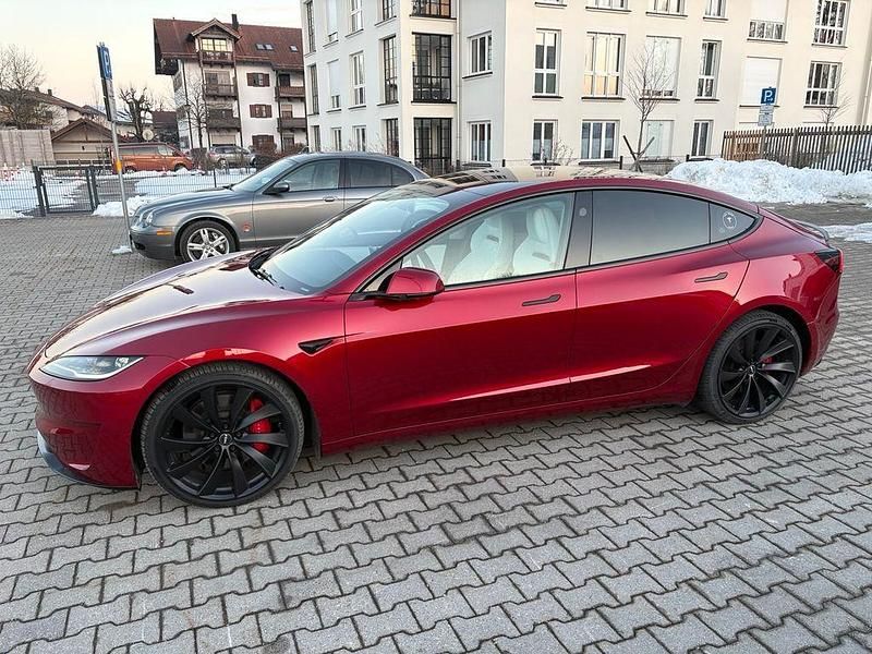 Rot Gebraucht 2024 Tesla Model 3 Limousine | 41.900 € - Bild 1/4