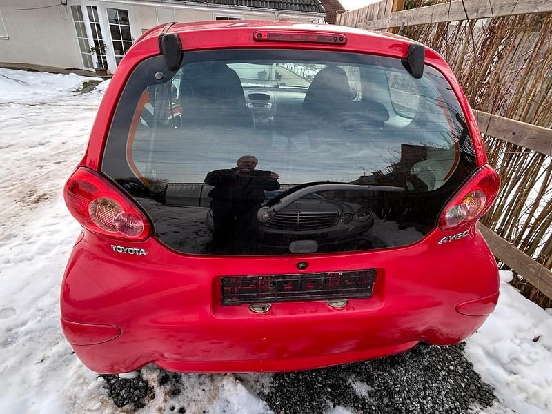 Gebraucht Toyota Aygo 68 PS (50 kW) 2005 Rot Kleinwagen