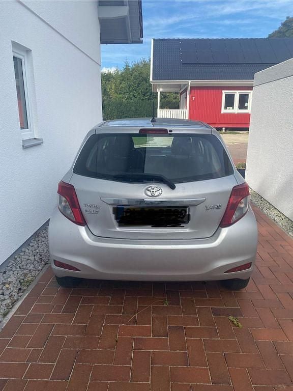 Silber Gebraucht 2013 Toyota Yaris Cool Limousine | 3.990 € (Guter Preis) - Bild 1/4