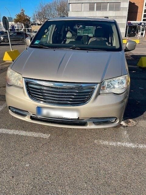 Gebraucht Chrysler Town & Country 287 PS (211 kW) 2016 Braun Van / Kleinbus