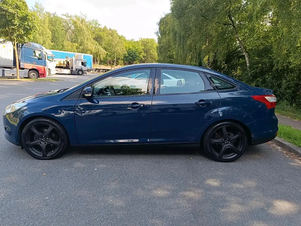 Gebraucht Ford Focus Trend 116 PS (85 kW) 2014 Blau Limousine