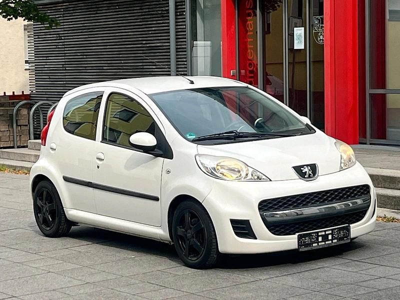 Weiß Gebraucht 2011 Peugeot 107 Kleinwagen | 2.999 € (Fairer Preis) - Bild 1/4