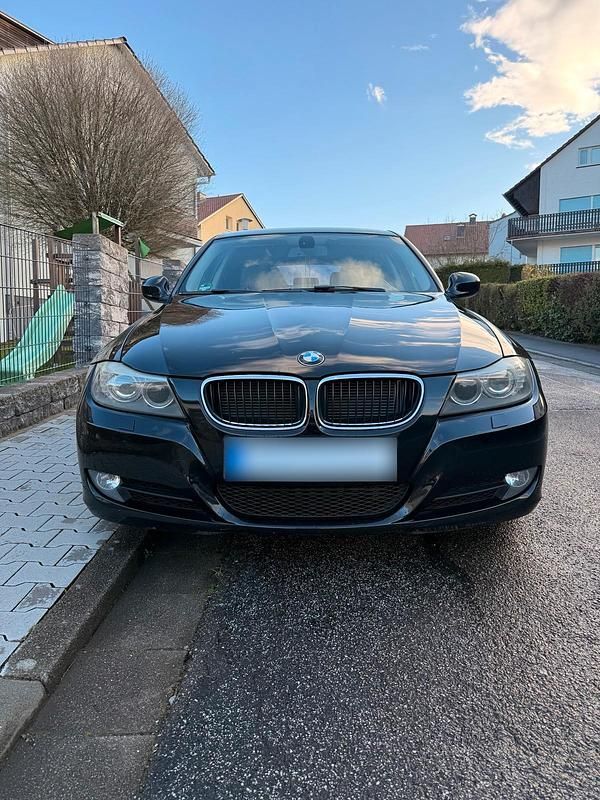 Gebraucht BMW 320 184 PS (135 kW) 2011 Schwarz Kombi