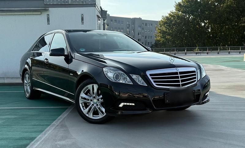 Schwarz Gebraucht 2010 Mercedes E200 Limousine | 7.899 € - Bild 1/4