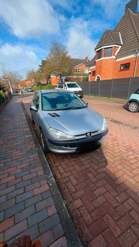 Gebraucht Peugeot 206 75 PS (55 kW) 1998 Silber Kleinwagen