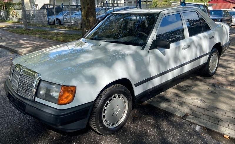 Gebraucht Mercedes 200 72 PS (52 kW) 1987 Weiß Limousine