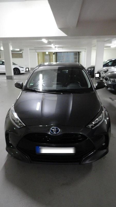 Grau Gebraucht 2023 Toyota Yaris Hybrid Business Edition Kleinwagen | 21.500 € (Fairer Preis) - Bild 1/4