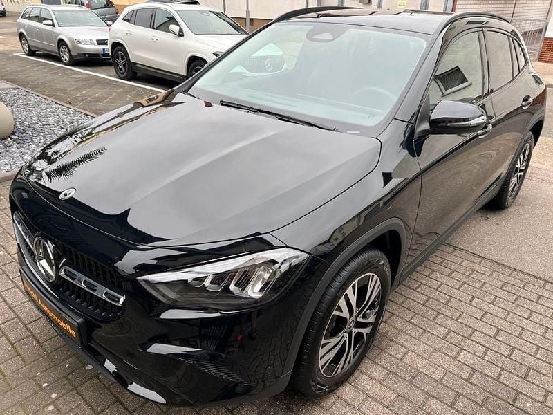 Kosmosschwarz Gebraucht 2025 Mercedes GLA180 SUV | 35.790 € (Superpreis) - Bild 1/4