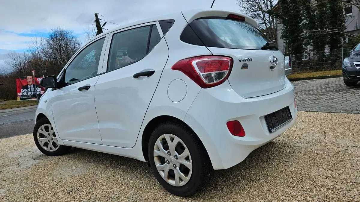 Gebraucht Hyundai i10 67 PS (49 kW) 2016 Weiß Kleinwagen