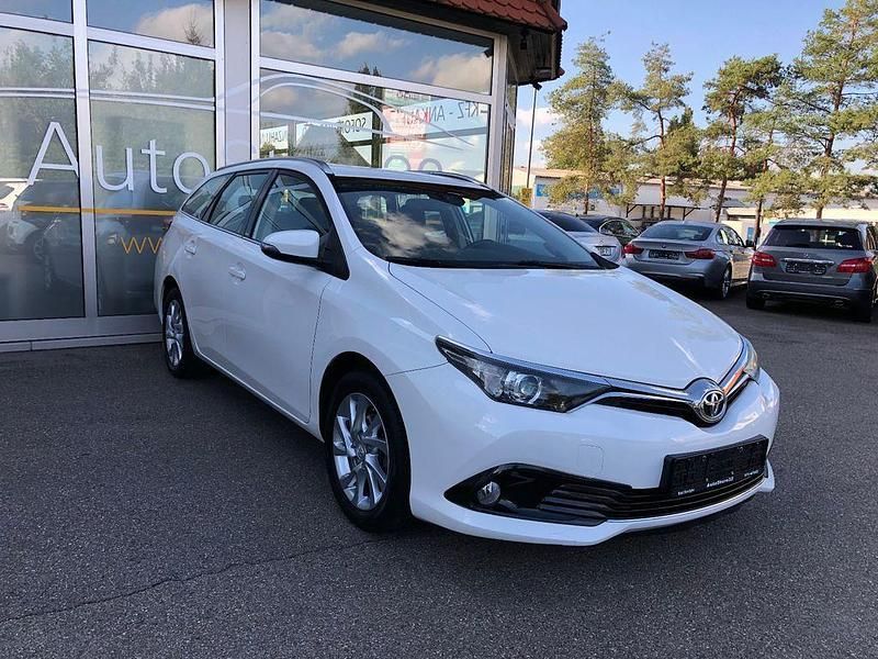 Weiß Gebraucht 2016 Toyota Auris Edition-S Kombi | 9.890 € (Fairer Preis) - Bild 1/4