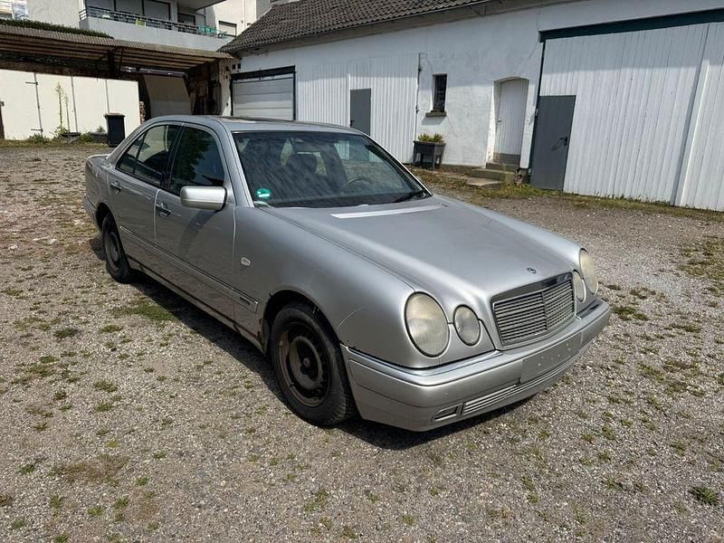 Silber Gebraucht 1998 Mercedes E230 Elegance Limousine | 1.800 € - Bild 1/4