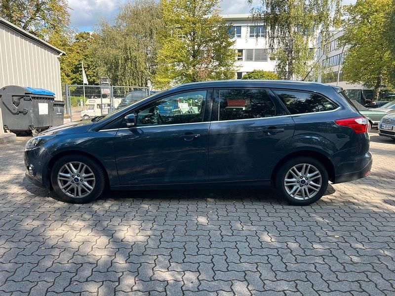 Grau Gebraucht 2013 Ford Focus Titanium Limousine | 3.800 € (Guter Preis) - Bild 1/4