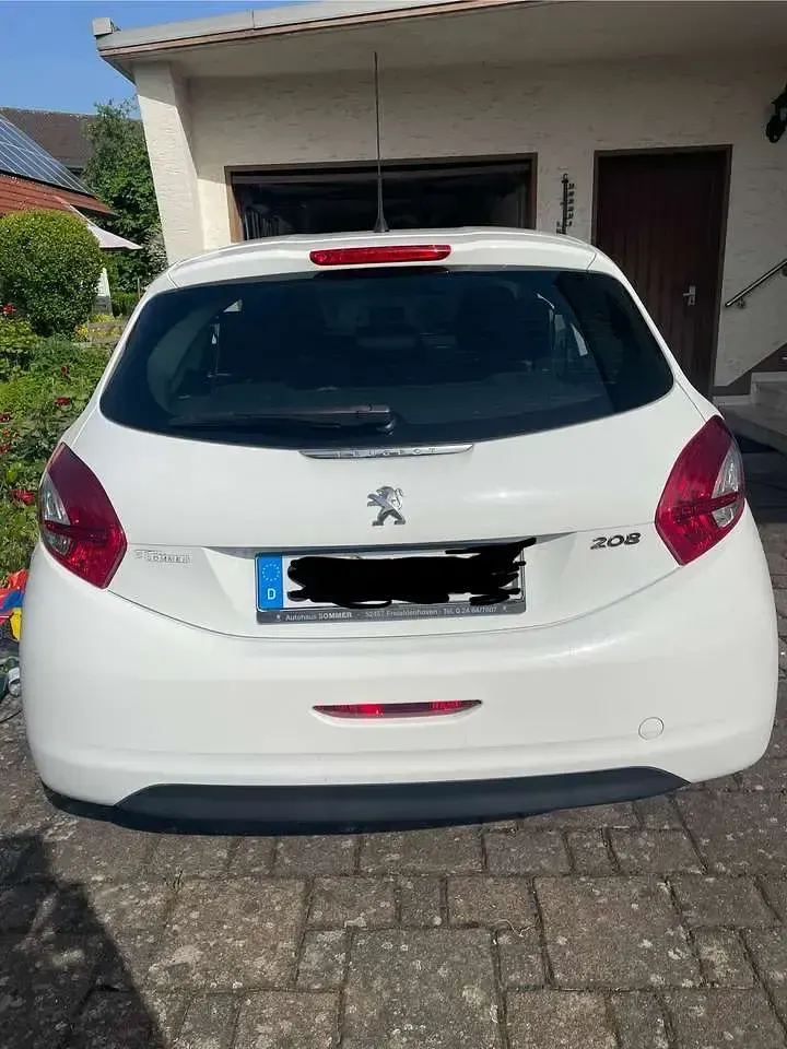 Gebraucht Peugeot 208 Active 82 PS (60 kW) 2013 Weiß Kleinwagen