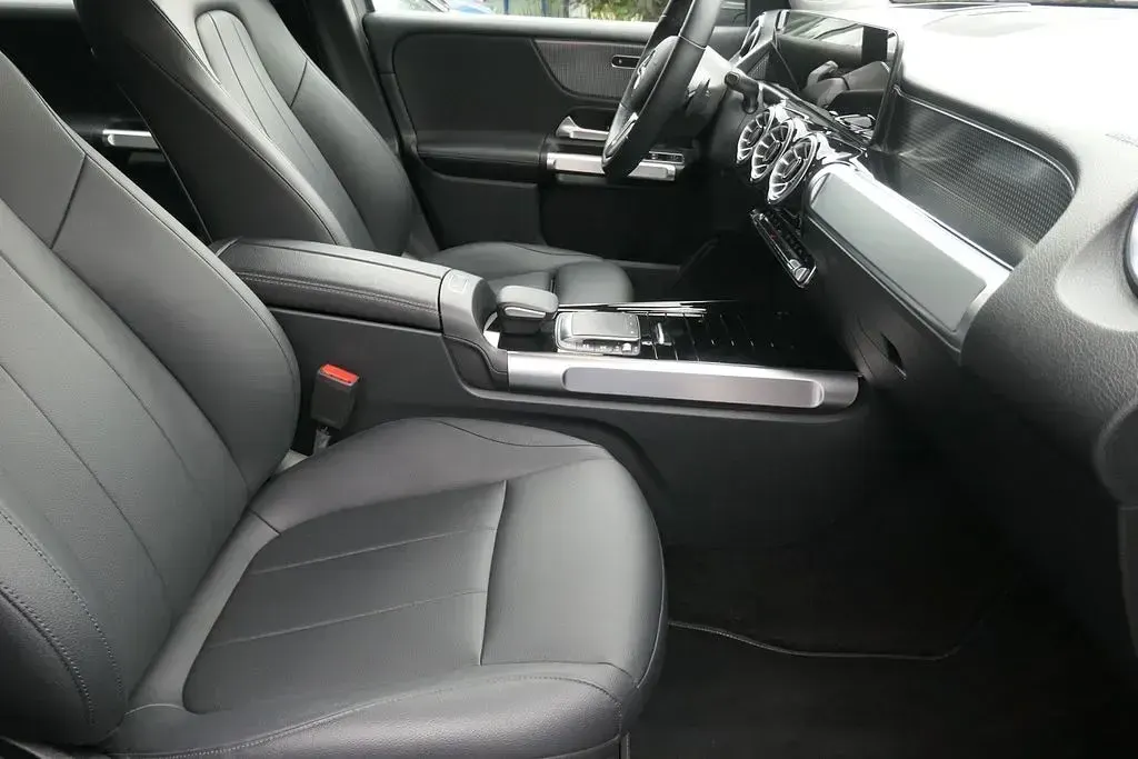 Gebraucht Mercedes GLB200 Progressive 150 PS (110 kW) 2023 Grau SUV