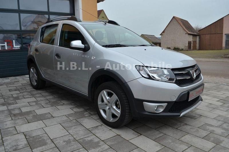 Silber Gebraucht 2015 Dacia Sandero Prestige Limousine | 7.888 € (Fairer Preis) - Bild 1/4