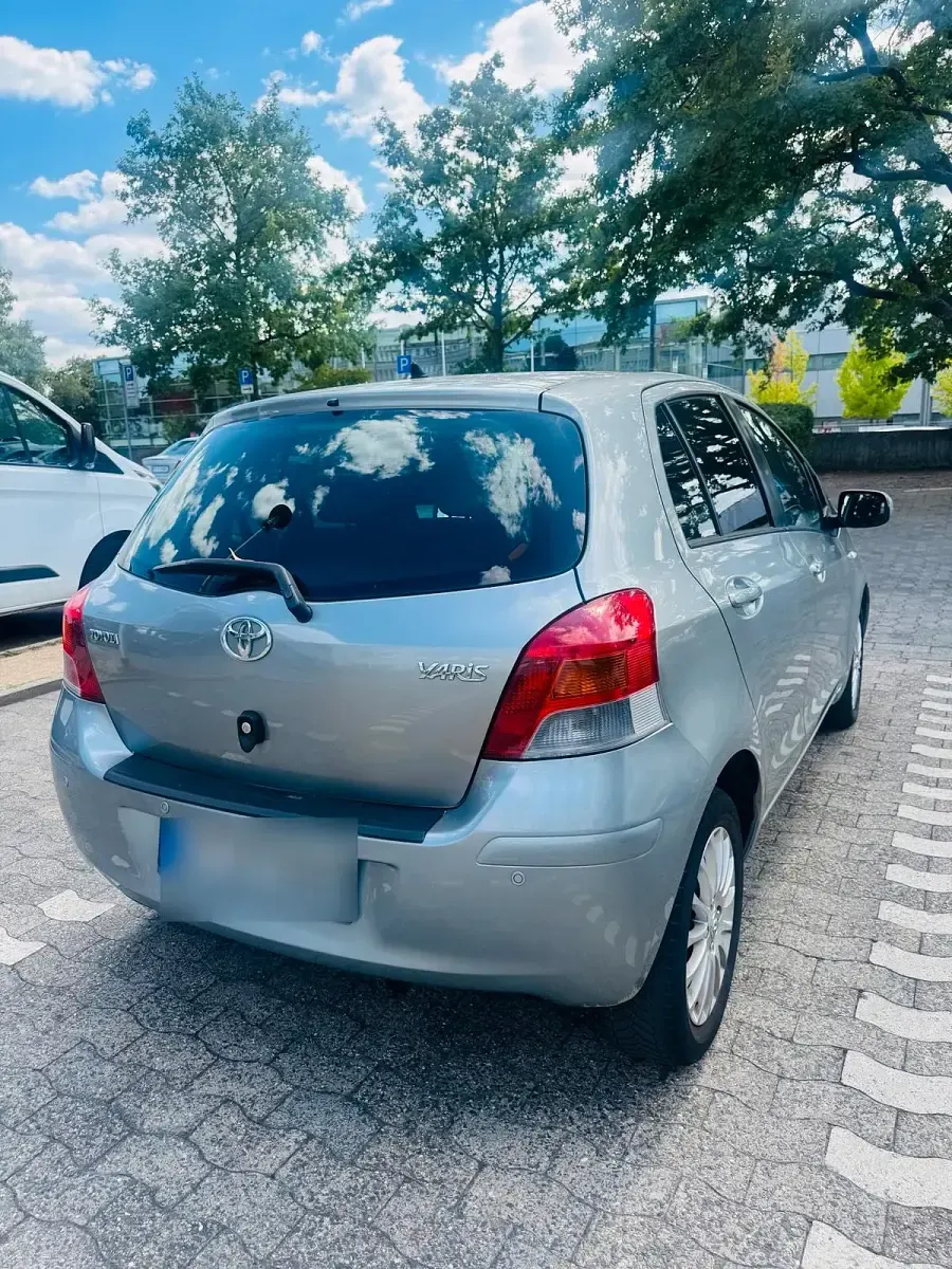 Gebraucht Toyota Yaris 101 PS (74 kW) 2009 Silber Kleinwagen