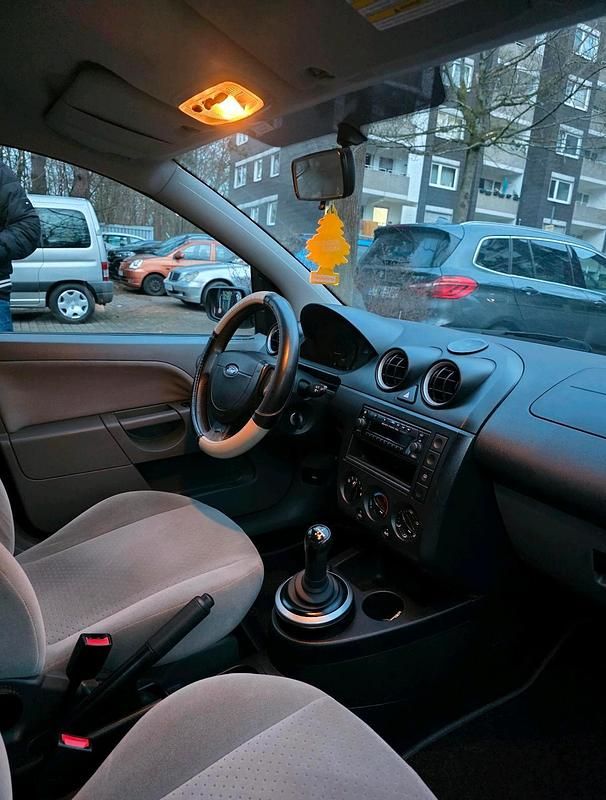 Gebraucht Ford Fiesta 80 PS (58 kW) 2003 Silber Kleinwagen