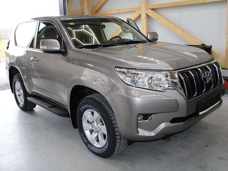 Avant garde bronce metallic Gebraucht 2020 Toyota Land Cruiser Executive SUV | 45.900 € - Bild 1/4