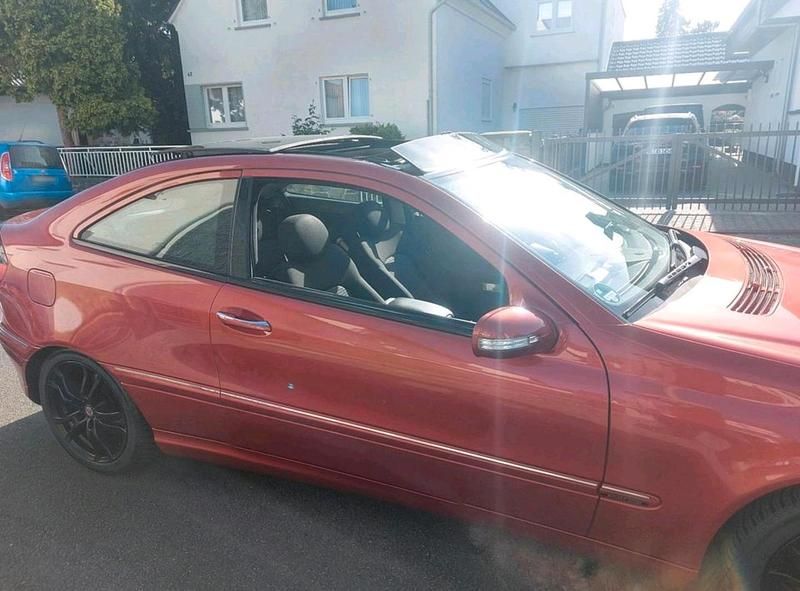 Gebraucht Mercedes C160 122 PS (89 kW) 2006 Rot Coupé