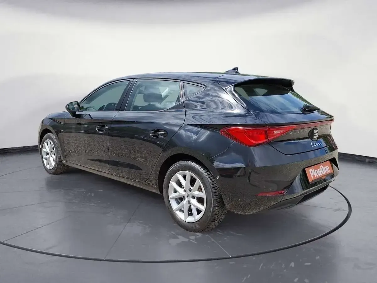 Używany Seat Leon CONNECT 110 KM (80 kW) 2022 Czarny Sedan/Limuzyna
