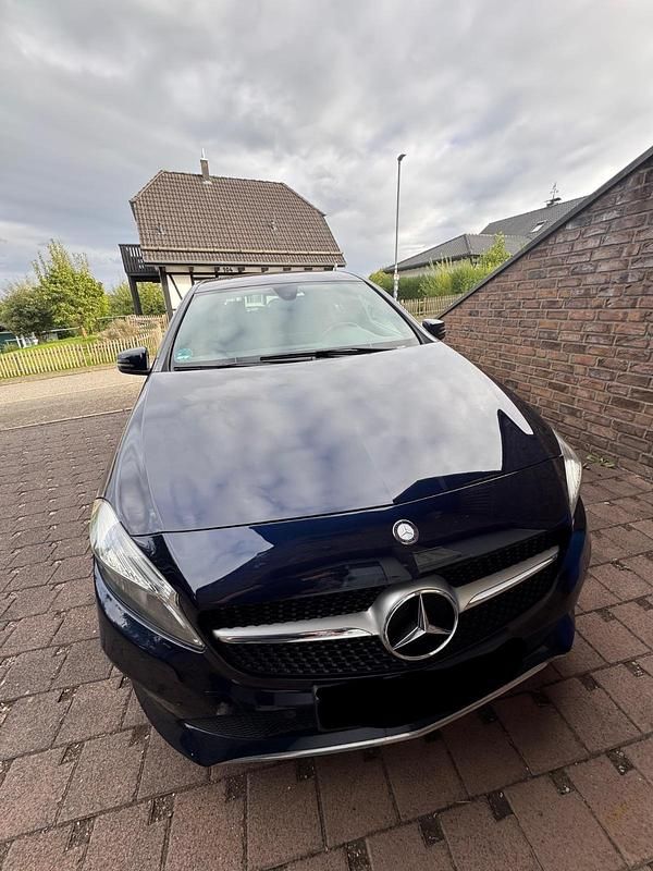 Blau Gebraucht 2016 Mercedes A200 Limousine | 11.000 € (Superpreis) - Bild 1/4