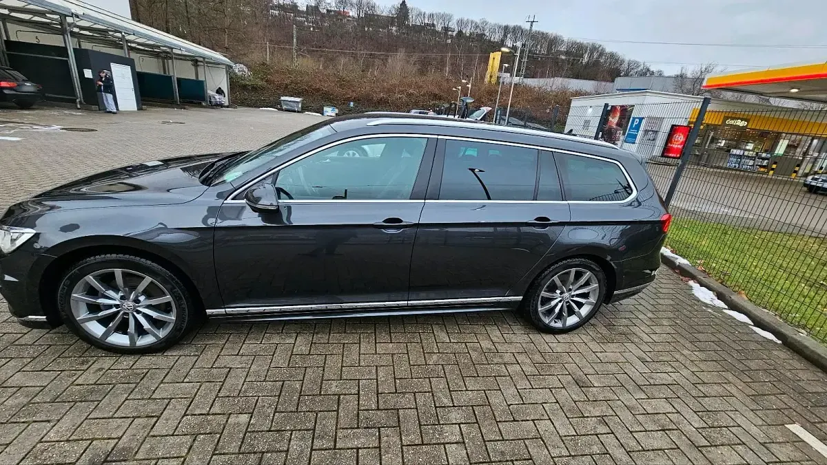 Gebraucht VW Passat R 150 PS (110 kW) 2018 Grau Kombi