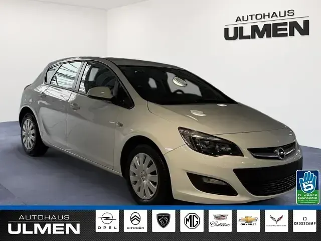 Gebraucht Opel Astra Selection 116 PS (85 kW) 2015 Weiss Limousine