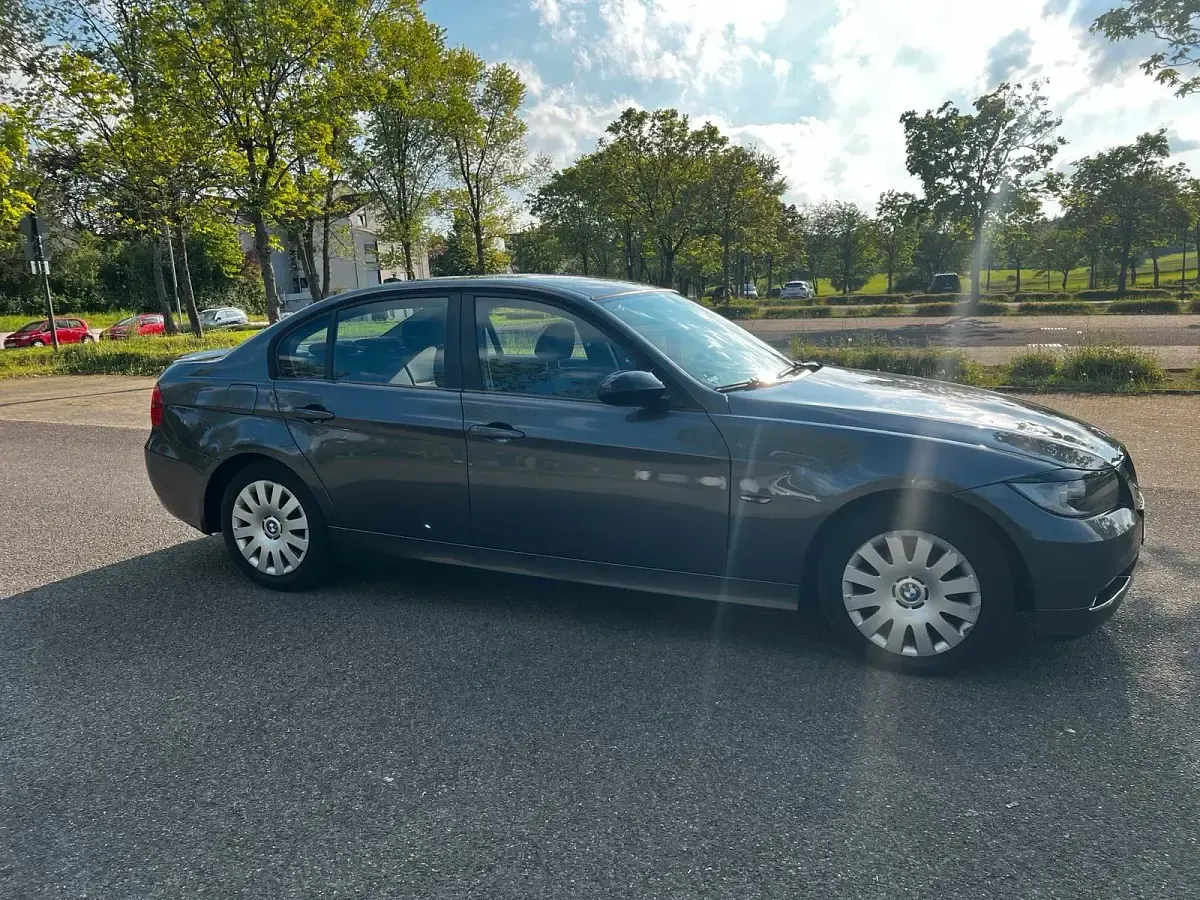 Gebraucht BMW 320 150 PS (110 kW) 2006 Grau Limousine