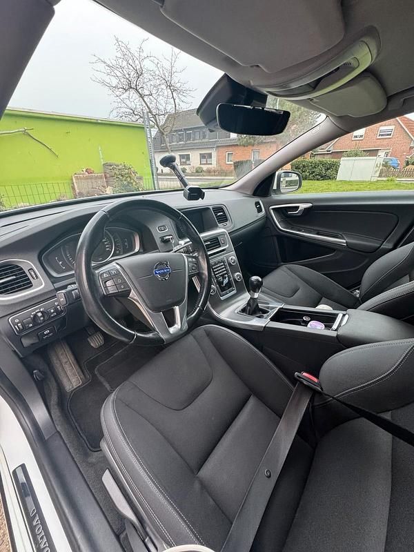 Gebraucht Volvo V60 115 PS (84 kW) 2015 Weiß Kombi