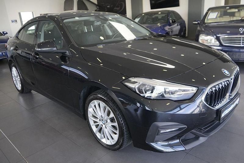 Black sapphire metallic Gebraucht 2022 BMW 218 Sport Line Limousine | 22.980 € (Fairer Preis) - Bild 1/4