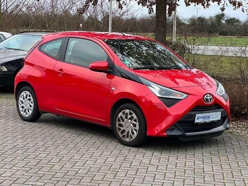 Rot Gebraucht 2021 Toyota Aygo X-play Kleinwagen | 6.995 € (Guter Preis) - Bild 1/4