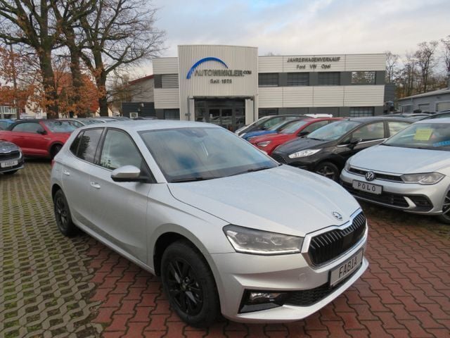 Silber Gebraucht 2023 Skoda Fabia Ambition Limousine | 18.790 € (Fairer Preis) - Bild 1/4
