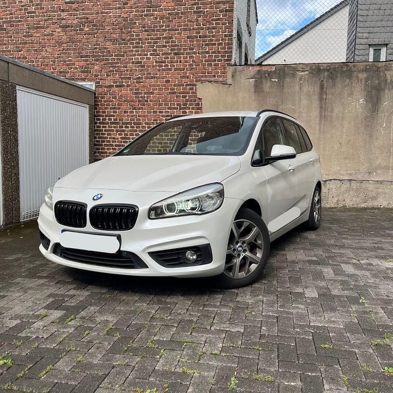 Weiß Gebraucht 2015 BMW 218 Gran Tourer Shadowline Van / Kleinbus | 11.990 € (Teuer) - Bild 1/4