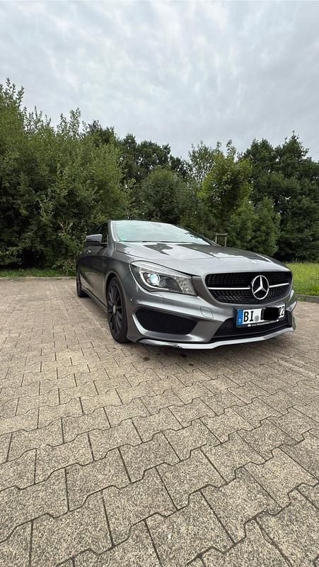 Grau Gebraucht 2015 Mercedes CLA200 Shooting Brake AMG Kombi | 16.250 € (Fairer Preis) - Bild 1/4