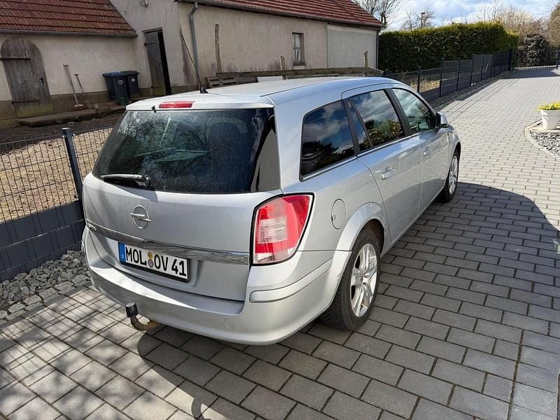 Gebraucht Opel Astra 105 PS (77 kW) 2010 Silber Kombi