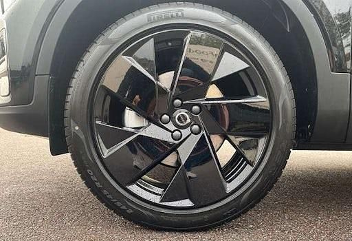 Neu Volvo XC40 Plus 163 PS (119 kW) 2025 Schwarz SUV