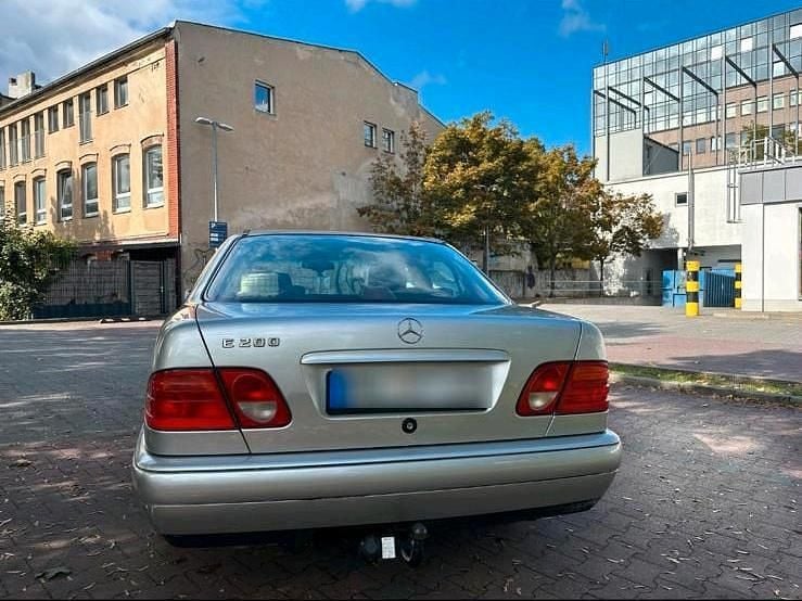 Gebraucht Mercedes E200 136 PS (100 kW) 1997 Silber Limousine