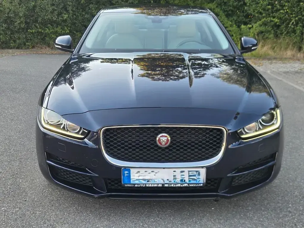 Gebraucht Jaguar XE Prestige 180 PS (132 kW) 2016 Violett Limousine