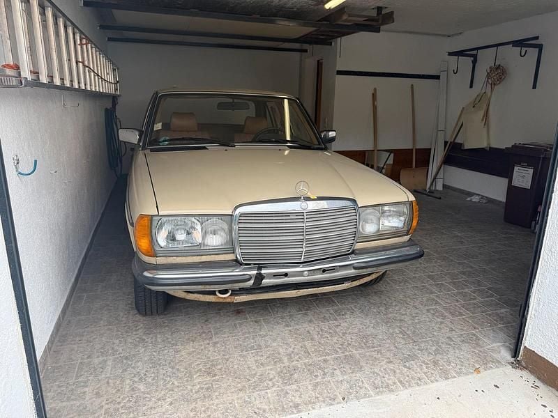 Gelb Gebraucht 1981 Mercedes E230 Limousine | 4.600 € - Bild 1/4
