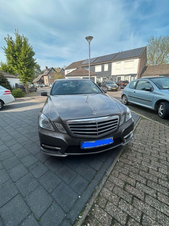 Braun Gebraucht 2012 Mercedes E350 Limousine | 10.250 € (Guter Preis) - Bild 1/4