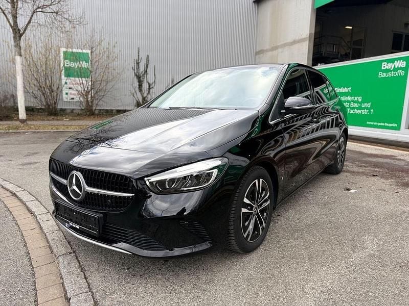 Gebraucht Mercedes B200 163 PS (119 kW) 2023 Schwarz Van / Kleinbus