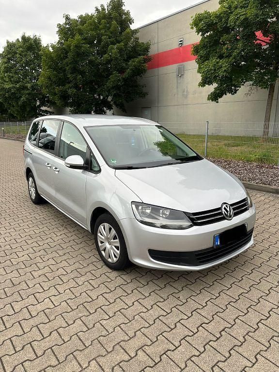 Silber Gebraucht 2010 VW Sharan Trendline Van / Kleinbus | 6.299 € (Fairer Preis) - Bild 1/4